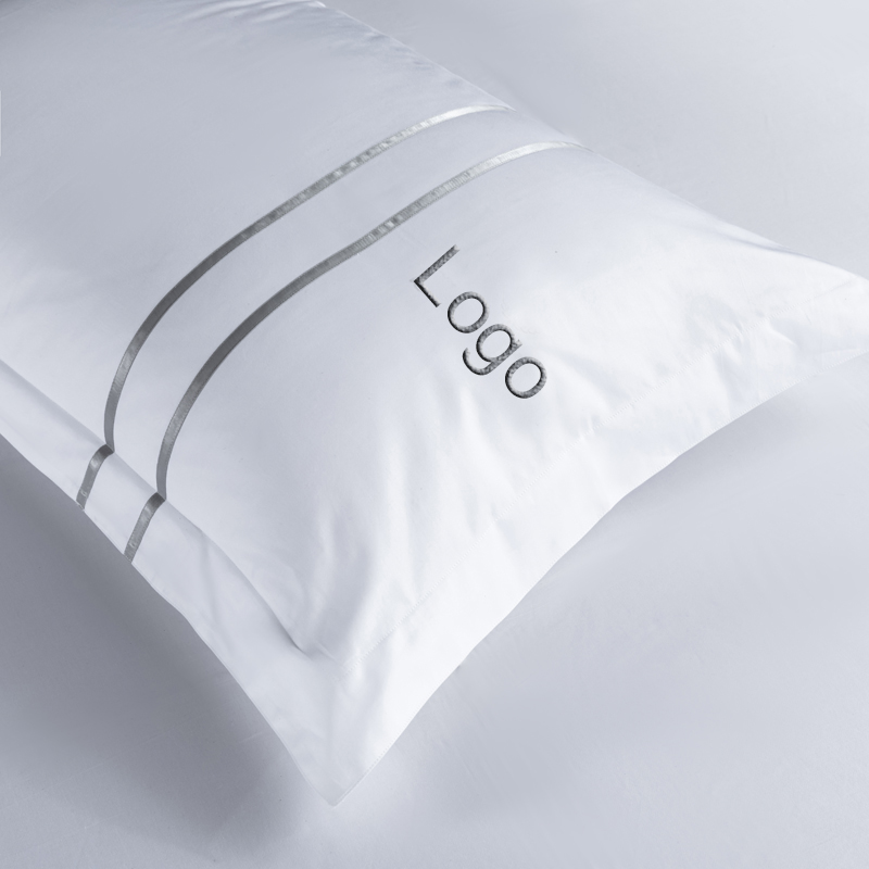 Комплект постельного белья для отелей из хлопкового сатина 60*40s с вышитым логотипом Комплект постельного белья для отелей из хлопкового сатина 60*40s с вышитым логотипом