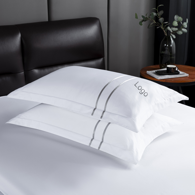 Комплект постельного белья для отелей из хлопкового сатина 60*40s с вышитым логотипом Комплект постельного белья для отелей из хлопкового сатина 60*40s с вышитым логотипом