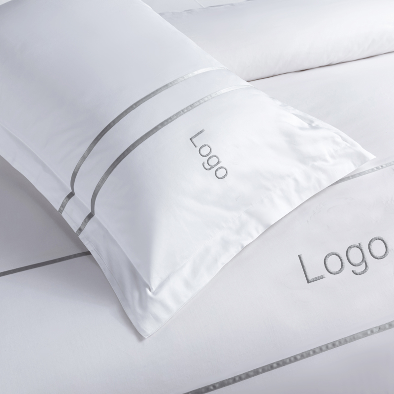 Комплект постельного белья для отелей из хлопкового сатина 60*40s с вышитым логотипом Комплект постельного белья для отелей из хлопкового сатина 60*40s с вышитым логотипом