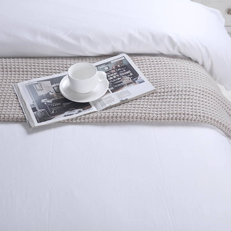 Однотонный хлопковый комплект постельного белья с натяжной простыней, пододеяльником и наволочками Однотонный хлопковый комплект постельного белья с натяжной простыней, пододеяльником и наволочками