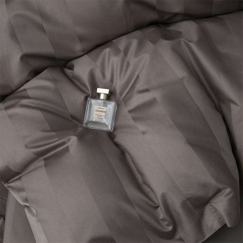 Комплект постельного белья из хлопкового сатина 750TC с сатиновыми полосками шириной 7 см Комплект постельного белья из хлопкового сатина 750TC с сатиновыми полосками шириной 7 см