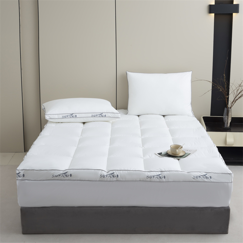 Наматрасник с индивидуальным печатным логотипом, наполнителем из микроволокна, тканью 40-го номера пряжи, устойчивой к пуху, с окантовкой