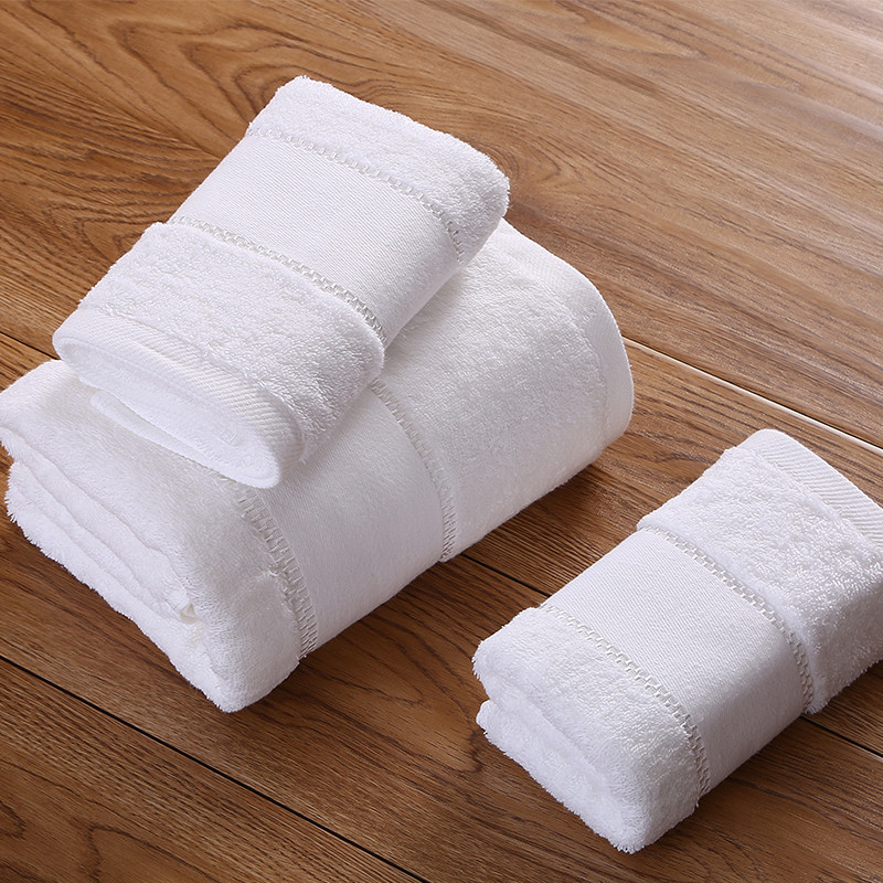 Набор полотенец белого цвета с каймой Dobby и серебряной нитью Набор полотенец белого цвета с каймой Dobby и серебряной нитью