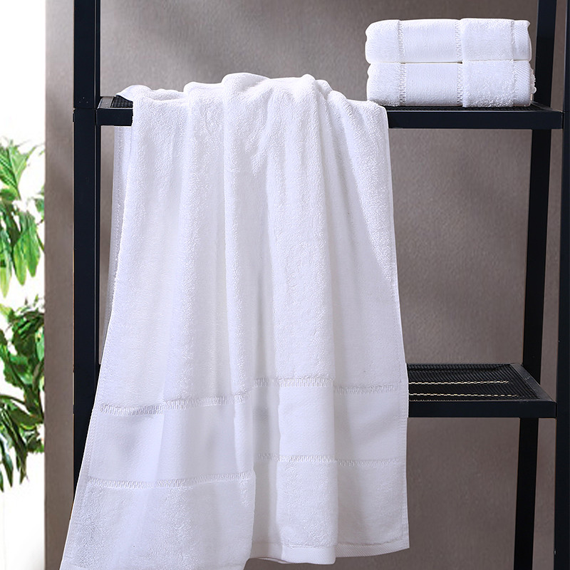 Набор полотенец белого цвета с каймой Dobby и серебряной нитью Набор полотенец белого цвета с каймой Dobby и серебряной нитью