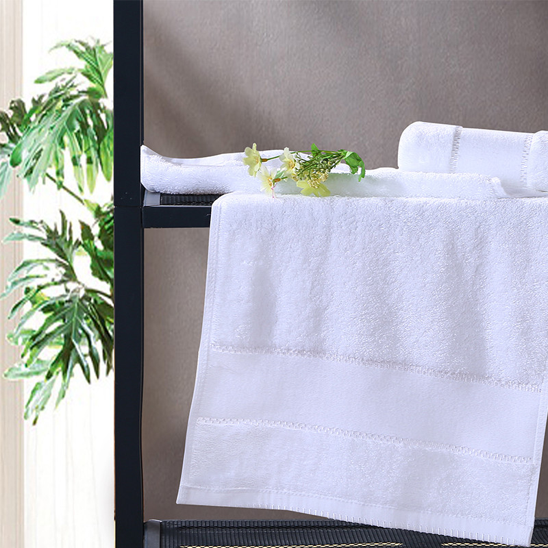 Набор полотенец белого цвета с каймой Dobby и серебряной нитью Набор полотенец белого цвета с каймой Dobby и серебряной нитью