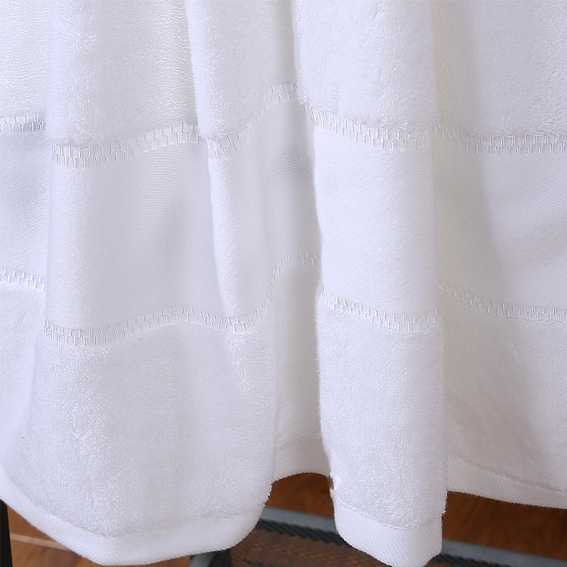 Набор полотенец белого цвета с каймой Dobby и серебряной нитью Набор полотенец белого цвета с каймой Dobby и серебряной нитью