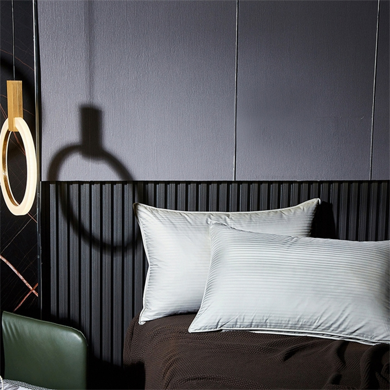 Подушка из утиного пуха с трехслойным наполнением, с полосками из сатина Подушка из утиного пуха с трехслойным наполнением, с полосками из сатина