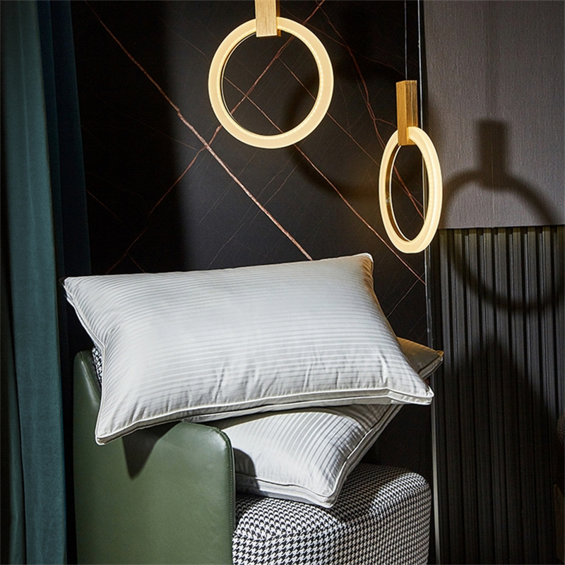 Подушка из утиного пуха с трехслойным наполнением, с полосками из сатина Подушка из утиного пуха с трехслойным наполнением, с полосками из сатина