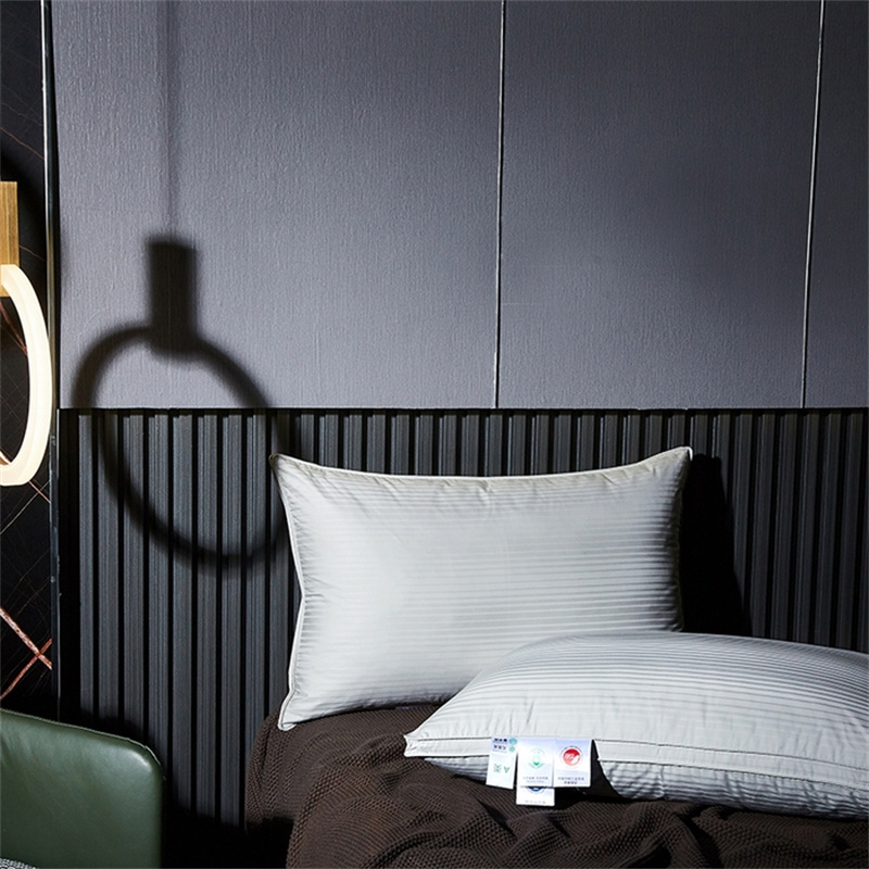 Подушка из утиного пуха с трехслойным наполнением, с полосками из сатина Подушка из утиного пуха с трехслойным наполнением, с полосками из сатина