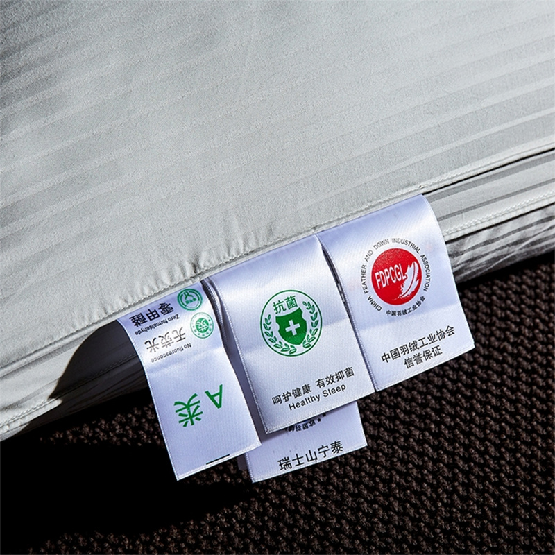 Подушка из утиного пуха с трехслойным наполнением, с полосками из сатина Подушка из утиного пуха с трехслойным наполнением, с полосками из сатина