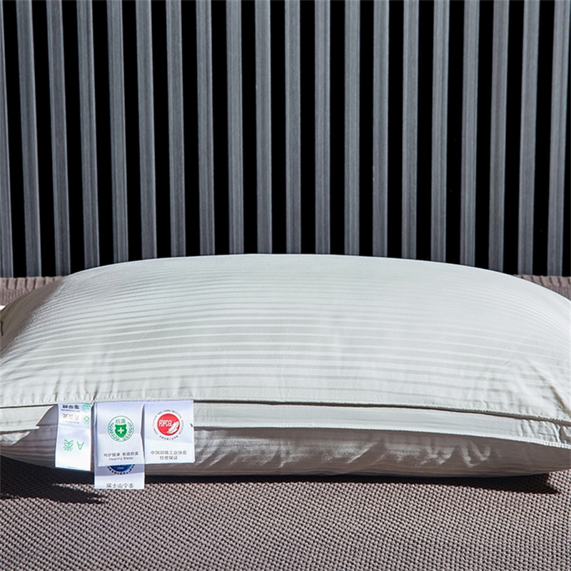 Подушка из утиного пуха с трехслойным наполнением, с полосками из сатина Подушка из утиного пуха с трехслойным наполнением, с полосками из сатина