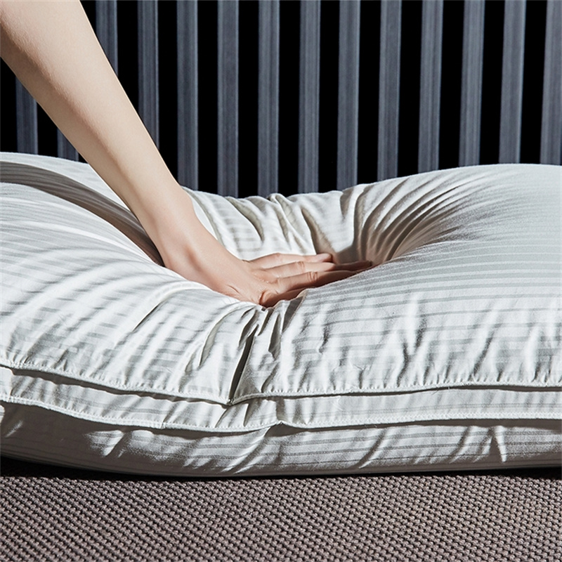 Подушка из утиного пуха с трехслойным наполнением, с полосками из сатина Подушка из утиного пуха с трехслойным наполнением, с полосками из сатина