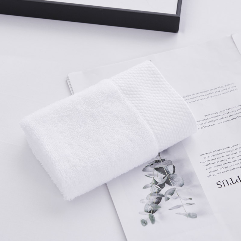 Банное полотенце для отелей белого цвета с жаккардовой каймой Банное полотенце для отелей белого цвета с жаккардовой каймой