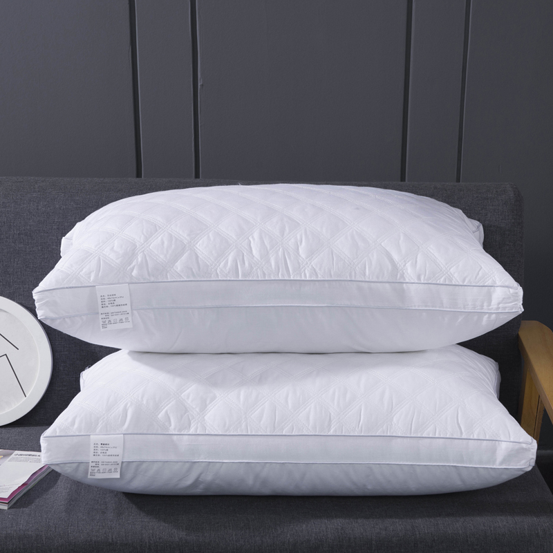 Подушка со стеганой тканью, наполнителем из микроволокна и молнией Подушка со стеганой тканью, наполнителем из микроволокна и молнией