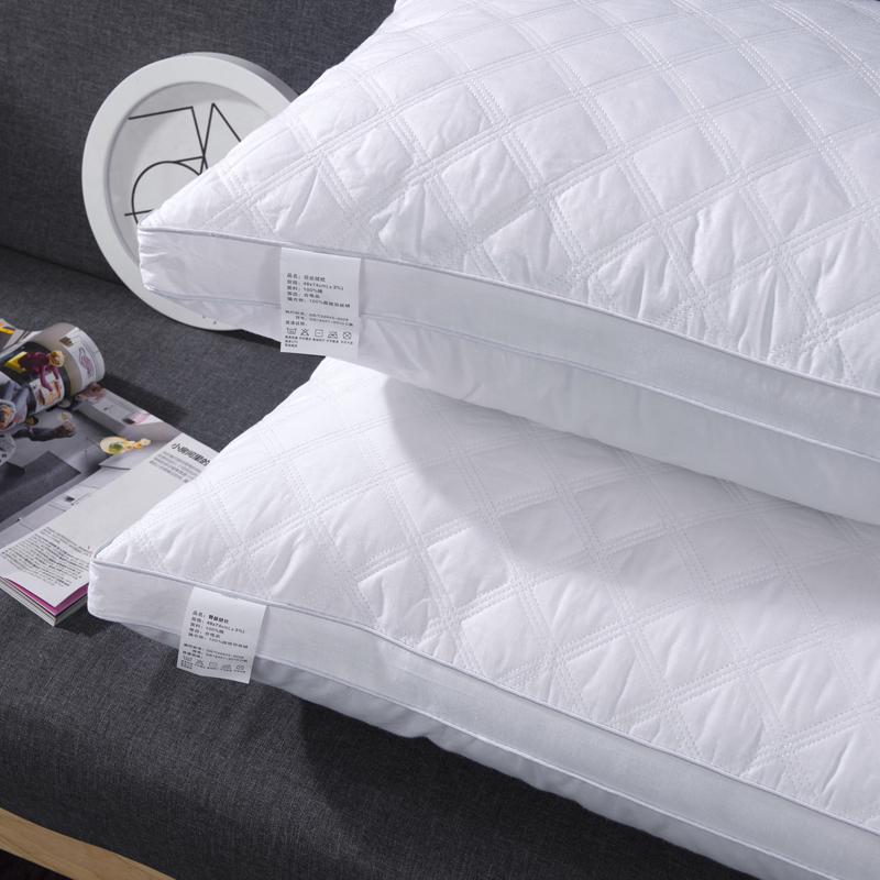 Подушка со стеганой тканью, наполнителем из микроволокна и молнией Подушка со стеганой тканью, наполнителем из микроволокна и молнией