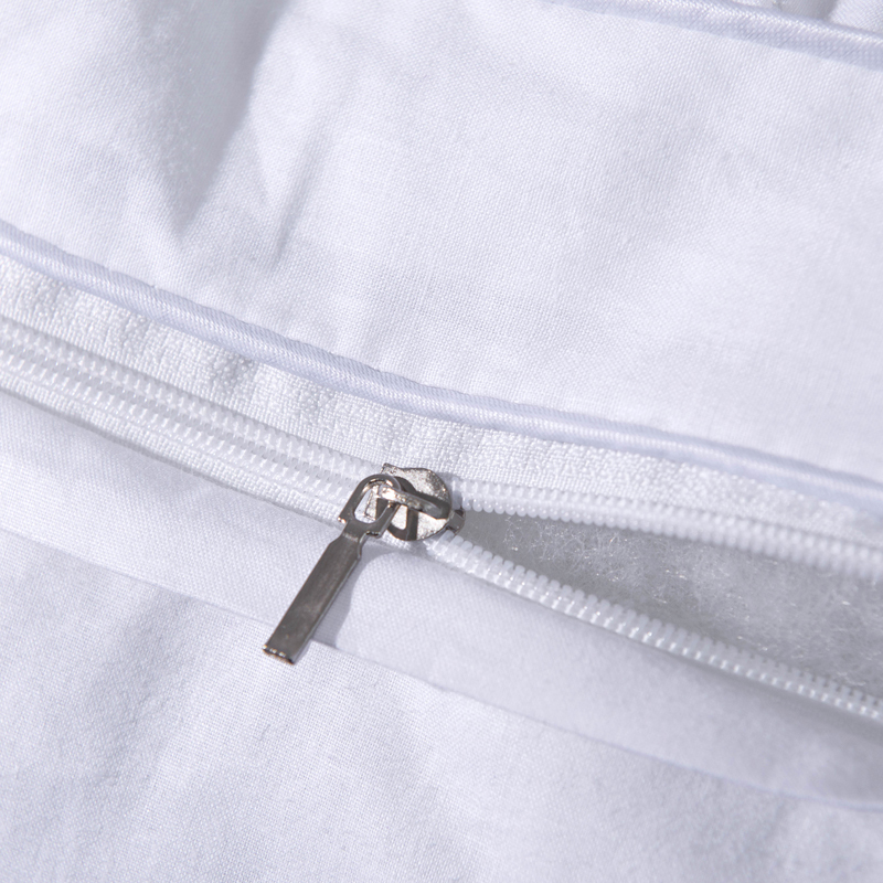 Подушка со стеганой тканью, наполнителем из микроволокна и молнией Подушка со стеганой тканью, наполнителем из микроволокна и молнией